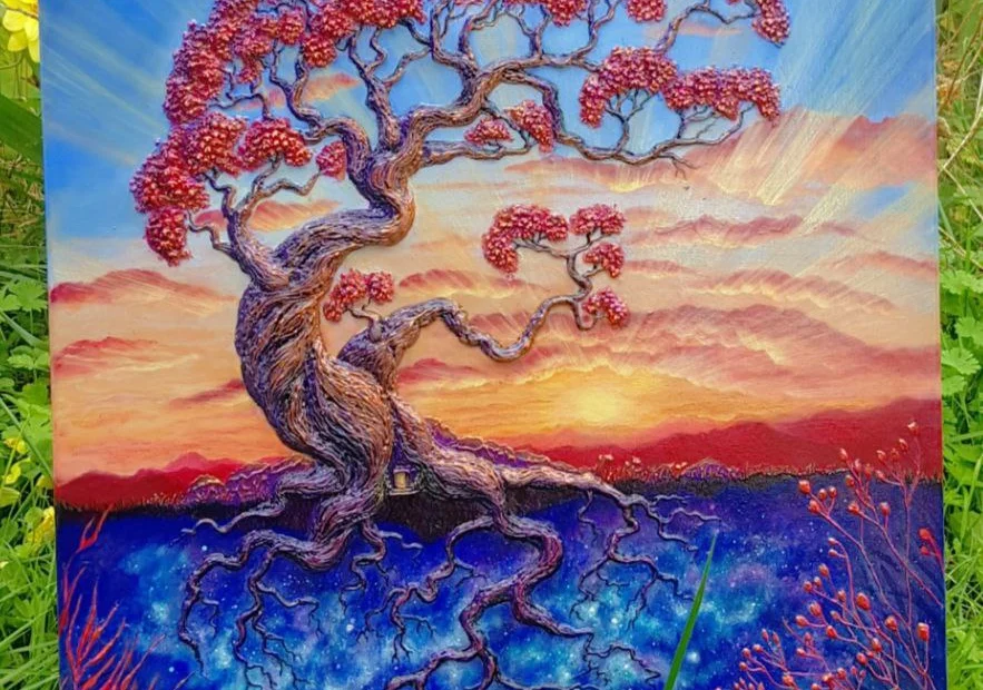 Oeuvre en relief de la peintre Clémentine Degaine [ Rainbow Flow, nommé l'arbre des équilibres cachés, illustrant un arbre type bonzai avec des racines baignant dans le cosmos. Le relief est visible partout sur le tableau et le fond du paysage est un lever de soleil, les tons sont bleu outremer turquoise rouge orange et jaune