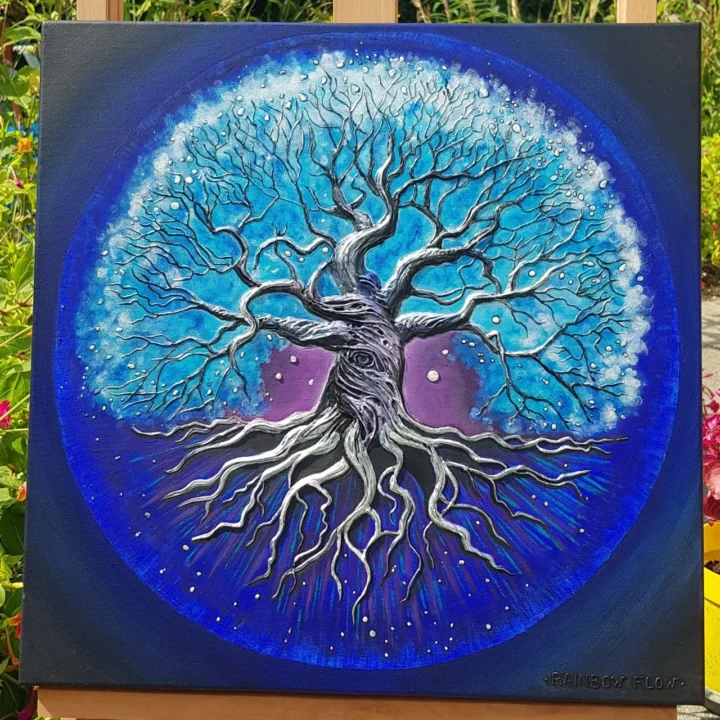 Oeuvre en relief de la peintre Clémentine Degaine [ Rainbow Flow, nommé Hope Into Lova, illustrant un arbre avec ses racines contenu dans un cercle, les tons sont bleux outremers, turquoise violet et blanc nacré, le volume de sa technique est bien visible