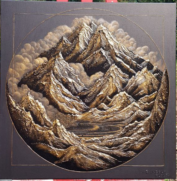 Oeuvre en relief de la peintre Clémentine Degaine [ Rainbow Flow, nommé Envolée Alpine 3, illustrant un paysage de montagne le volume de sa technique est bien visible. Les tons sont noirs, dorés et argentés. On peut y voir des contrastes entre mat et brillant également