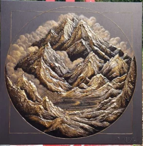 Oeuvre en relief de la peintre Clémentine Degaine [ Rainbow Flow, nommé Envolée Alpine 3, illustrant un paysage de montagne le volume de sa technique est bien visible. Les tons sont noirs, dorés et argentés. On peut y voir des contrastes entre mat et brillant également