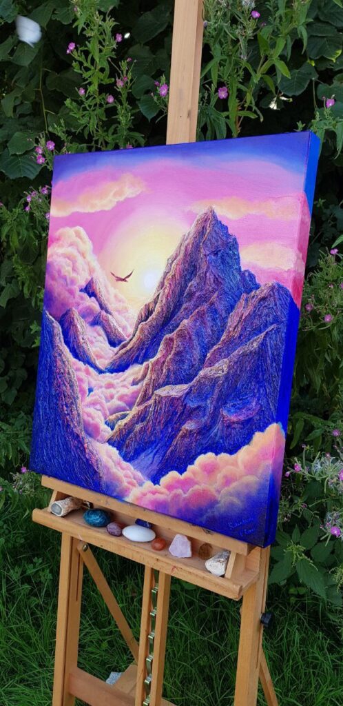 Oeuvre en relief de la peintre Clémentine Degaine [ Rainbow Flow, nommé l'aube des possibles, illustrant un paysage de montagne, la vue est au dessus des nuages, les tons sont bleu outremer, et rose et nacré principalement, il évoque la liberté d'oser au delà de nos limites personnels pour découvrir un ciel dégagé et majestueux